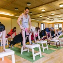 Merkloos Decopatent® Yoga Stoel - Bamboe Inversie Stoel - Wit Kussen - Meditatie Bankje - Hoofdstand Bankje - Yoga Kruk - Yoga Oefening Trainer - Yogastoel - Handstand Trainer - Omgekeerde Kruk / Stoel -Merkloos Verkoop 1200x1200 1190