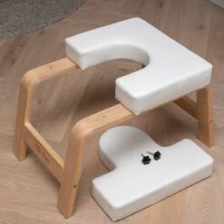 Me Time Yogastoel - Incl. Gratis Weerstandsband En Workout Poster - Wit - Meditatie Bankje - Hoofdstand Bankje - Yoga Kruk - Inversie Stoel - Yoga Trainer - Yoga Stoel - Handstand Trainer - Meditatiestoel - Omgekeerde Stoel - Yogabank - Feet Up -Merkloos Verkoop 1200x1200 1257