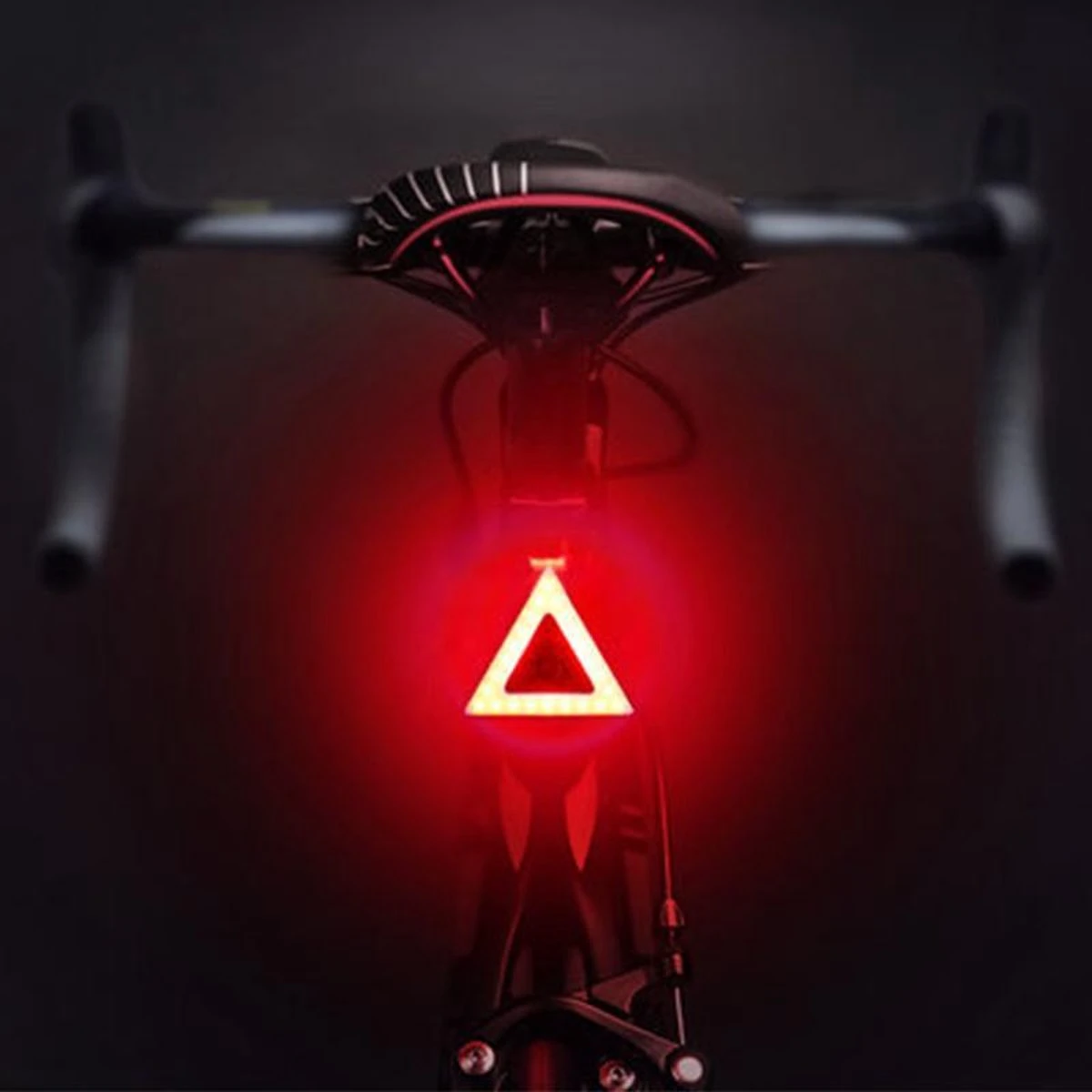 DESO® Fietslicht Achterlicht LED USB Oplaadbaar Helder Super Fel Driehoek - Achterlicht Voor Racefiets En MTB – Herkenningslicht 1 DESO® Fietslicht Achterlicht LED USB Oplaadbaar Helder Super Fel Driehoek - Achterlicht Voor Racefiets En MTB – Herkenningslicht
