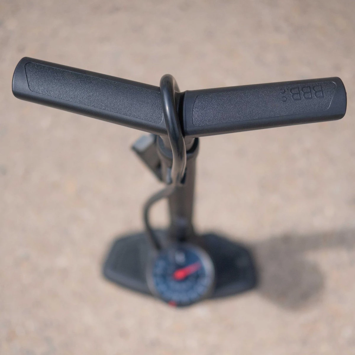 BBB Cycling AirWave Fietspomp Met Drukmeter - Fiets Pomp Racefiets En Mountainbike - Voetpomp Fiets 9 Bar - Zwart - BFP-20 2 BBB Cycling AirWave Fietspomp Met Drukmeter - Fiets Pomp Racefiets En Mountainbike - Voetpomp Fiets 9 Bar - Zwart - BFP-20 - Afbeelding 2