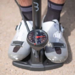 BBB Cycling AirWave Fietspomp Met Drukmeter - Fiets Pomp Racefiets En Mountainbike - Voetpomp Fiets 9 Bar - Zwart - BFP-20 9 BBB Cycling AirWave Fietspomp Met Drukmeter - Fiets Pomp Racefiets En Mountainbike - Voetpomp Fiets 9 Bar - Zwart - BFP-20 -Merkloos Verkoop 1200x1200 2315
