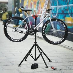 Songmics | Sterke Fiets Montagestandaard Met Gereedschapsbakje | 360° Draaibare / Verstelbare Reparatie Standaard | Universele Fietsstandaard | Lichtgewicht En Eenvoudig Draagbaar.