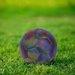 Norman® Lichtgevende Voetbal – Reflecterende En Holografische Bal – Kinderen En Volwassenen – Perfecte Verjaardag Cadeau – Maat 5 5 Norman® Lichtgevende Voetbal – Reflecterende En Holografische Bal – Kinderen En Volwassenen – Perfecte Verjaardag Cadeau – Maat 5 -Merkloos Verkoop 1200x1200 241