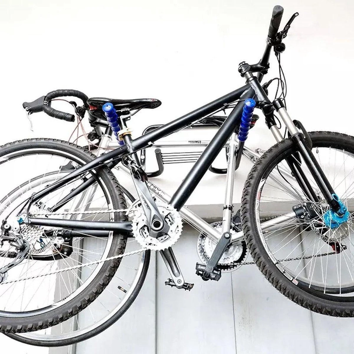 Merkloos Decopatent® Fiets Ophangsysteem Voor 2 Fietsen - Fietsenrek - Legplank Voor Helm - Fietshaak - Muurbeugel Fiets - Wandmontage 7 Merkloos Decopatent® Fiets Ophangsysteem Voor 2 Fietsen - Fietsenrek - Legplank Voor Helm - Fietshaak - Muurbeugel Fiets - Wandmontage - Afbeelding 7