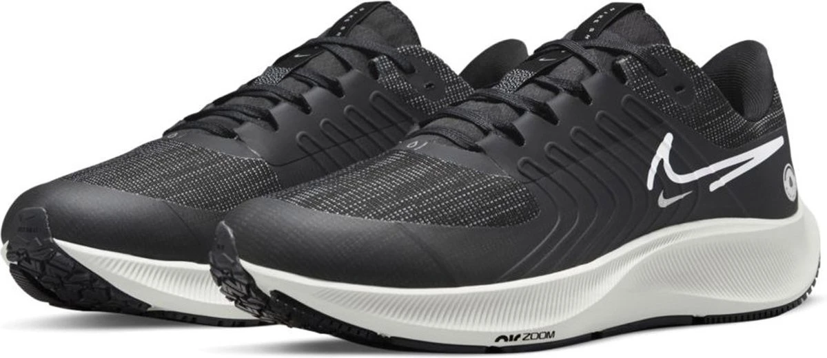 Nike Air Zoom Pegasus 38 Shield Sportschoenen - Maat 42.5 - Mannen - Zwart/wit 1 Nike Air Zoom Pegasus 38 Shield Sportschoenen - Maat 42.5 - Mannen - Zwart/wit