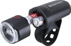 Sigma Sport AURA 30 Fietsverlichting Set - Led Koplamp 30 Lux - CURVE Achterlicht - Inclusief Batterijen -Merkloos Verkoop 1200x786 8