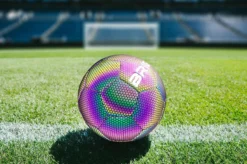 The BRIGHT Lichtgevende Voetbal | Reflecterend | Holografisch | Glow In The Dark | Kinderen En Volwassenen | Unisex | Wit/Zwart/Roze/Blauw/Geel | Maat 5 -Merkloos Verkoop 1200x798 2