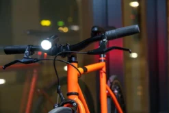 Sigma Sport AURA 30 Fietsverlichting Set - Led Koplamp 30 Lux - CURVE Achterlicht - Inclusief Batterijen -Merkloos Verkoop 1200x800 271