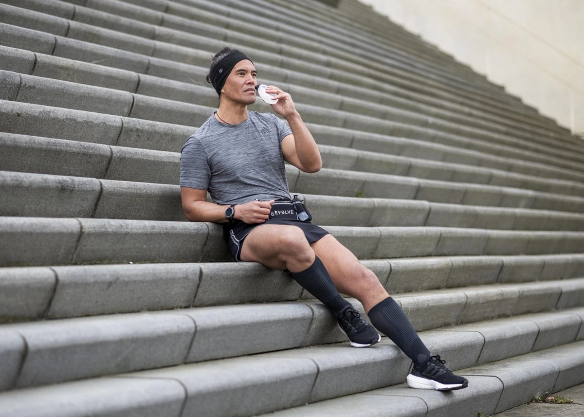 Fit Evolve® Sport Heupband - Hardloopband Telefoonhouder - Sportband - Drinkgordel - Running Belt Bidonhouder - Hardloopriem Met Drinkflessen - Zwart - Onesize 8 Fit Evolve® Sport Heupband - Hardloopband Telefoonhouder - Sportband - Drinkgordel - Running Belt Bidonhouder - Hardloopriem Met Drinkflessen - Zwart - Onesize - Afbeelding 8