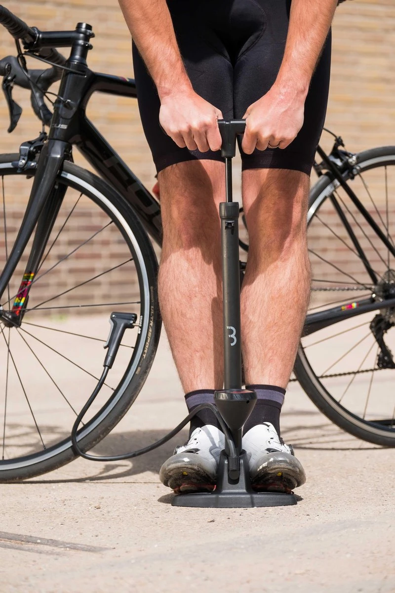 BBB Cycling AirWave Fietspomp Met Drukmeter - Fiets Pomp Racefiets En Mountainbike - Voetpomp Fiets 9 Bar - Zwart - BFP-20 5 BBB Cycling AirWave Fietspomp Met Drukmeter - Fiets Pomp Racefiets En Mountainbike - Voetpomp Fiets 9 Bar - Zwart - BFP-20 - Afbeelding 5