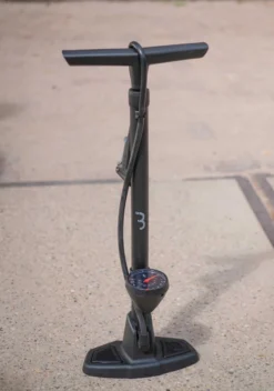 BBB Cycling AirWave Fietspomp Met Drukmeter - Fiets Pomp Racefiets En Mountainbike - Voetpomp Fiets 9 Bar - Zwart - BFP-20 10 BBB Cycling AirWave Fietspomp Met Drukmeter - Fiets Pomp Racefiets En Mountainbike - Voetpomp Fiets 9 Bar - Zwart - BFP-20 -Merkloos Verkoop 841x1200