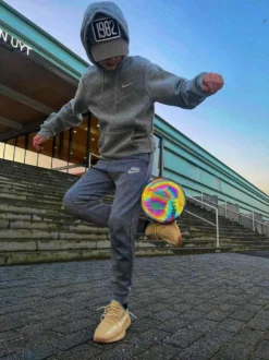 The BRIGHT Lichtgevende Voetbal | Reflecterend | Holografisch | Glow In The Dark | Kinderen En Volwassenen | Unisex | Wit/Zwart/Roze/Blauw/Geel | Maat 5 -Merkloos Verkoop 899x1200