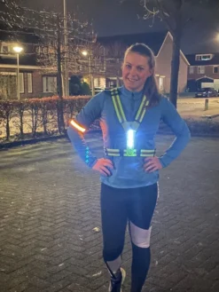 ARISENN® 3D LED Hardloop Verlichting - Led Harnas - Led Vest - INCL. Hersluitbare Zipper Bag - Wit Licht Voor & Rood Licht Achter - Hardloop Led Verlichting - Reflecterend Hardloop Vest - Hardlopen - Sport Verlichting - Incl Batterijen -Merkloos Verkoop 900x1200 6