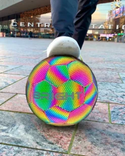 The BRIGHT Lichtgevende Voetbal | Reflecterend | Holografisch | Glow In The Dark | Kinderen En Volwassenen | Unisex | Wit/Zwart/Roze/Blauw/Geel | Maat 5 -Merkloos Verkoop 962x1200 1